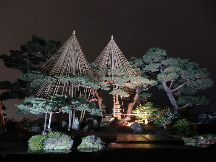 Kenrokue-en at night